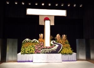 慰霊祭の花祭壇 作成しました。｜「ハナコー生花」　（三重県志摩市の花キューピット加盟店 花屋）のブログ
