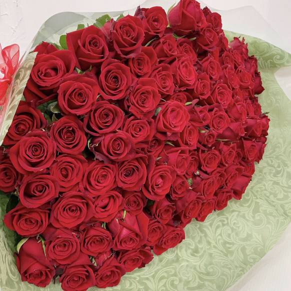108本の赤バラの花束